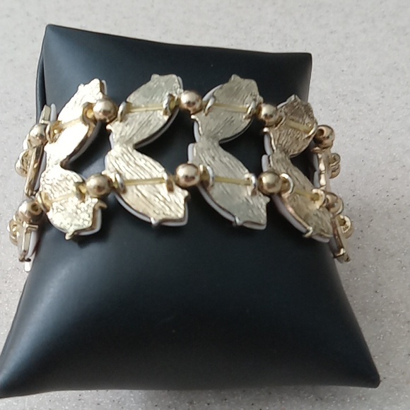 Vintage Goldtone Stretch Bracelet - Picture 4 of 5